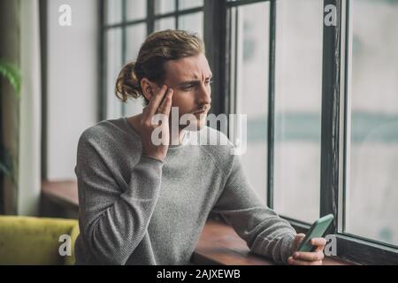 Junge Bartgeier stattlicher Mann in Grau abgenutzt Stockfoto