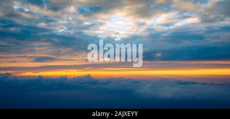 Decke von Wolken. Sonne unter einer Decke von Wolken. Auf eine Decke von Wolken. Sonne unter einer Decke von Wolken. Reibungslose Ansicht von oben wit Stockfoto