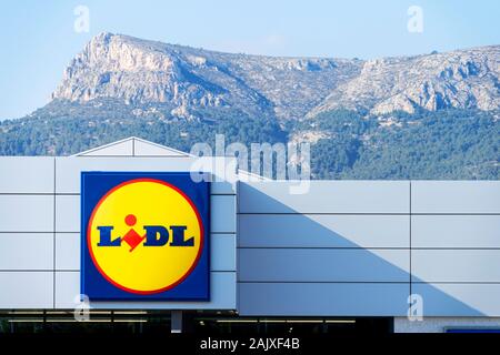 Calpe, Spanien - Januar 01, 2020: Lidl Logo auf Lidl store Fassade. Lidl ist beliebt Deutschen Global Discounter Kette Stockfoto
