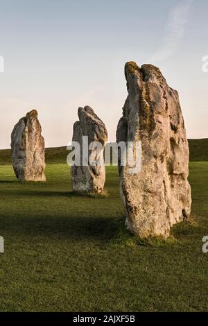 Avebury, Wiltshire, UK, einem riesigen NEOLITHISCHES henge Monument gebaut um 3000 v. Chr.. Teil des Südens inneren Kreis der stehenden Steine Stockfoto