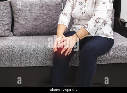 Alte Frau haben knieschmerzen. Ältere Frau mit Knieverletzung hat Schmerzen Stockfoto