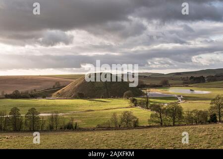 Die riesige Neolithische chalk Damm der Silbury Hill, Avebury, Wiltshire, UK. Es ist 40 m hoch und um 2300 v. Chr. errichtet wurde Stockfoto