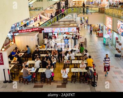 CHINATOWN, Singapur - 26 Dez 2019 - Singapur asiatische Kunden trinken Kaffee und zu einem Ya Kun Kaya Toast traditionelle Coffeeshop/das kopitiam knüpfen Ich Stockfoto