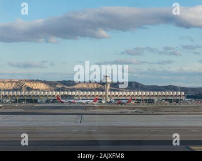 Madrid, Spanien - 27. Januar 2018: Eine Ebene bereitet sich auf den Start- und Landebahn des Terminal T4 die Adolfo Suarez Madrid Barajas Flughafen zu nehmen. Barajas ist die m Stockfoto