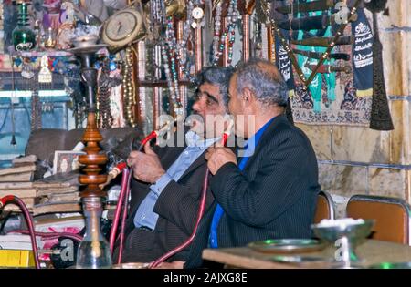 Männer rauchen Wasserpfeife in einem Teehaus im Basar von Isfahan Stockfoto