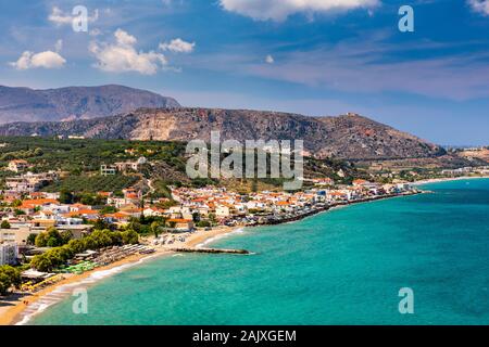 Griechische Feiertage, schöne Kalyves Dorf mit türkisblauem Meer auf der Insel Kreta, Griechenland. Anzeigen von Kalyves Beach, Kreta. Touristen entspannen am Strand und Stockfoto