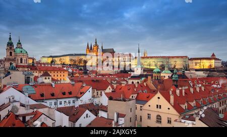 Prag, Tschechische Republik. Antenne Stadtbild Bild von Prag mit berühmten Prager Burg bei Sonnenuntergang. Stockfoto