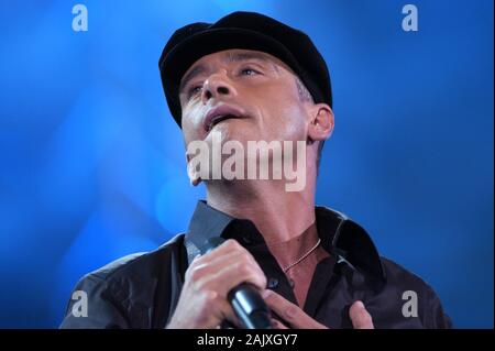 Verona Italien 09/19/2003, Arena: Eros Ramazzotti im Konzert während der "musikalischen Festivalbar 2003" Veranstaltung. Stockfoto