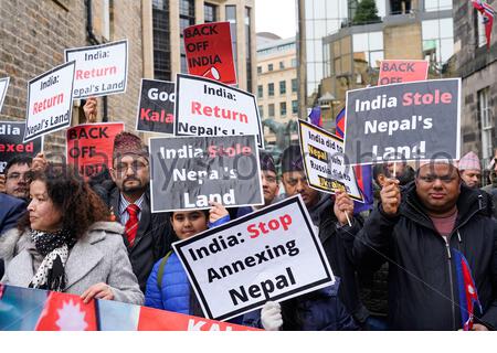 Edinburgh, Schottland, Großbritannien. 6. Januar 2020. Kalapani gehört zu Nepal! Zurück aus Indien. Eine territoriale Karte von der indischen Regierung im Oktober 2019 veröffentlichten porträtiert falsch Nepali Sovereign territories Kalapani, Lipulekh und Limpiyadhura als Teile von Indien. Demonstration vor dem Generalkonsulat von Indien in Rutland Square zu agitieren und über das echte Indien/Nepal Grenzfrage erziehen, bevor es vergessen. Protest von NRNA Schottland organisiert. Quelle: Craig Brown/Alamy leben Nachrichten Stockfoto