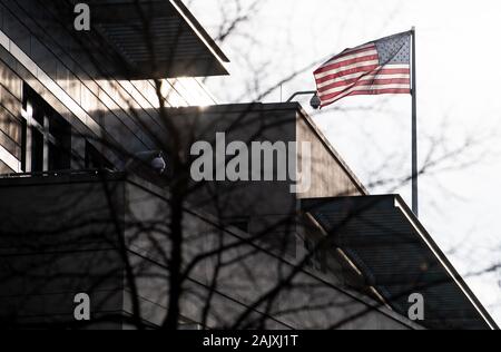 Berlin, Deutschland. 06 Jan, 2020. Die amerikanische Flagge weht auf dem Dach der Botschaft der Vereinigten Staaten von Amerika (USA). Quelle: Bernd von Jutrczenka/dpa/Alamy leben Nachrichten Stockfoto