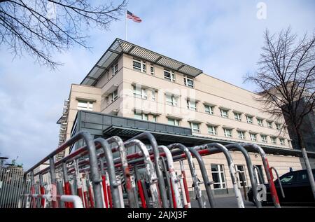 Berlin, Deutschland. 06 Jan, 2020. Barrikaden sind vor der Botschaft der Vereinigten Staaten von Amerika (USA). Quelle: Bernd von Jutrczenka/dpa/Alamy leben Nachrichten Stockfoto