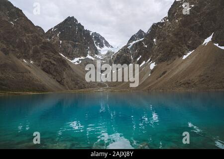 Blauer See und Gletscher Berge Landschaft in Norwegen Reisen Reiseziele in der malerischen Blick Blavatnet in Lyngen Alpen Stockfoto