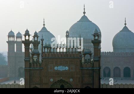 Die Badshahi Moschee in Lahore, der Großmogul Aurangzeb im Jahre 1673 erbaut, ist das zweitgrößte Moschee in Pakistan Stockfoto