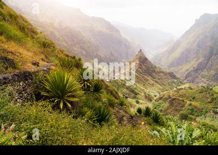 Santa Antao Gelände am Kap Verde Inseln. Berggipfel von Xo-Xo Tal mit vielen Lokalen gepflegte Plantage in der Nähe von lokalen Dorf Stockfoto