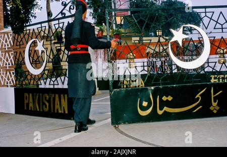 Das Gatter an Wagah-Border zwischen Pakistan und Indien erhält in der Nacht geschlossen. Stockfoto