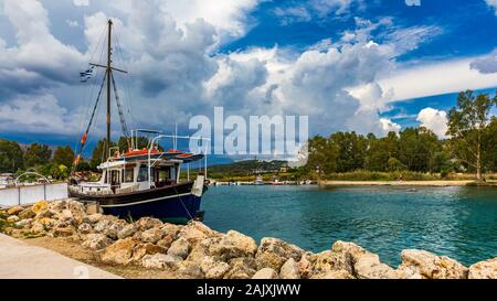 Georgioupolis ist ein Ferienort und ehemalige Gemeinde in der regionalen Einheit in Chania, Kreta, Griechenland. Fischerboot im Hafen Georgioupolis. Meer, Schiff Stockfoto