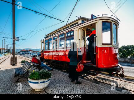 Praia das Macas, Sintra, Portugal - Jan 5, 2020: Sintra Straßenbahn ist eine Schmalspurbahn touristische Straßenbahn von Sintra, Praia das Macas Stockfoto