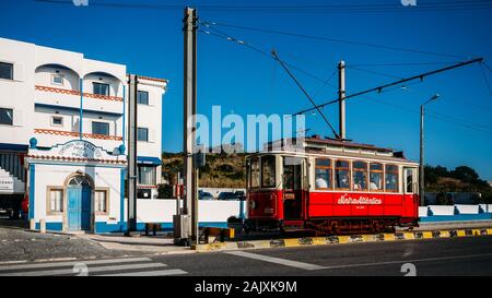 Praia das Macas, Sintra, Portugal - Jan 5, 2020: Sintra Straßenbahn ist eine Schmalspurbahn touristische Straßenbahn von Sintra, Praia das Macas Stockfoto