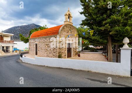 Berühmten Sommer Resort in Bali Village, in der Nähe von Rethimnon, Kreta, Griechenland. Meerblick bei Bali Village, der Insel Kreta, Griechenland. Blick von der Steilküste über die Bucht mit Bea Stockfoto