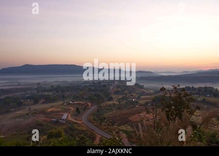 Morgennebel von Bäumen in Khao Takhian Ngo Phetchabun in Thailand. Stockfoto