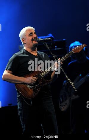 Mailand Italien vom 15. Oktober 2012: Live Konzert von Pino Daniele, La Grande Madre Tour 2012 am Teatro degli Arcimboldi: neapolitanische Gitarrist und Sänger Pino Daniele während des Konzerts Stockfoto