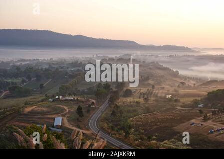 Morgennebel von Bäumen in Khao Takhian Ngo Phetchabun in Thailand. Stockfoto