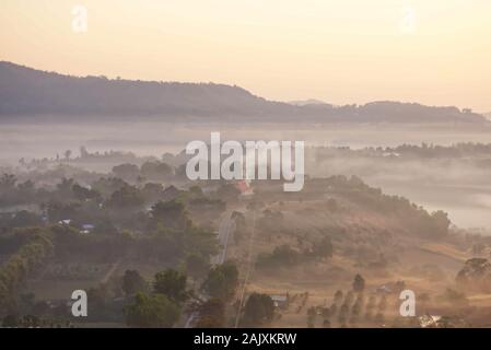 Morgennebel von Bäumen in Khao Takhian Ngo Phetchabun in Thailand. Stockfoto