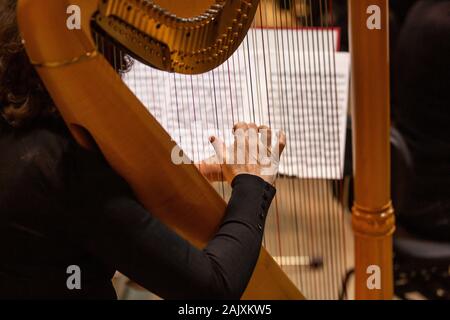 Detail der Orchester, philharmoic Spieler spielt auf der Harfe während der großen Philharmonie Stockfoto