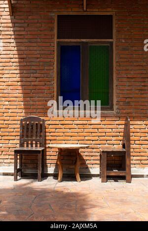 Alte hölzerne Stühle in den Gängen Stockfoto