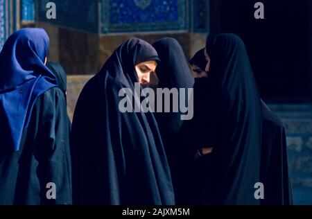 Frauen im Iran sind gesetzlich gezwungen, die Tschaddor, den schwarzen Umhang, der die Frauen fast vollständig abdeckt. Stockfoto