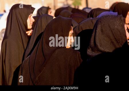 Frauen im Iran sind gesetzlich gezwungen, die Tschaddor, den schwarzen Umhang, der die Frauen fast vollständig abdeckt. Stockfoto