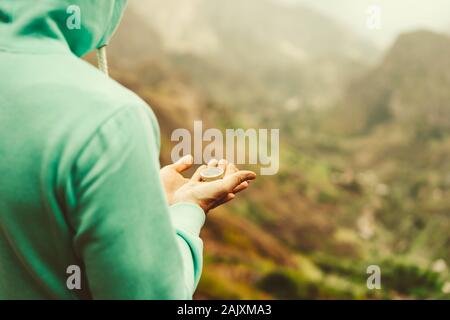 Santo Antao Insel. Kap Verde.. Man explorer Holding Kompass gegen defokussierten Berglandschaft im Hintergrund Stockfoto