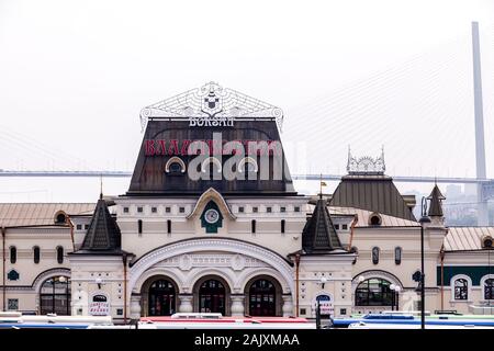 Wladiwostok, Russland - Juli 30, 2015: Fassade von Wladiwostok Bahnhof. Transsibirische Eisenbahn. Stockfoto