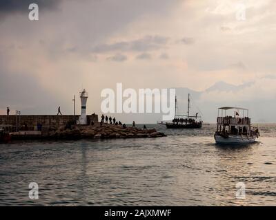 Antalya, Türkei - 22. Februar 2019: Yachten nahe dem Leuchtturm im Hafen in der Altstadt Kaleici in Antalya. Stockfoto
