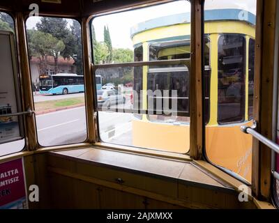 Antalya, Türkei - 22. Februar 2019: Fragment der retro Straßenbahn in Antalya Stockfoto