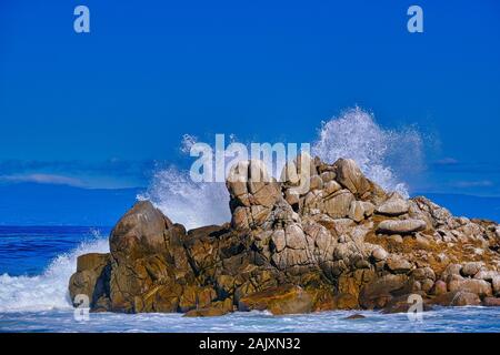 Surf krachend gegen den blauen Himmel Stockfoto
