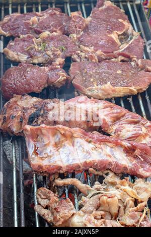 Schweine- und Rindfleisch braten auf dem Grill aus Edelstahl Tanks im Park. Stockfoto