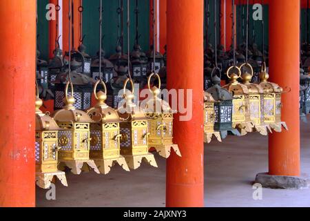 Ausrichtung der japanischen bronze Laternen in Kasuga Grand Schrein (Kasuga Taisha) in Nara, Japan Stockfoto