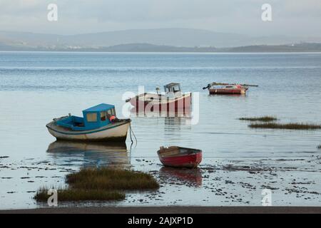 Boote am Weihnachtstag günstig an der Küste von Morecambe in Lancashire England UK GB Stockfoto