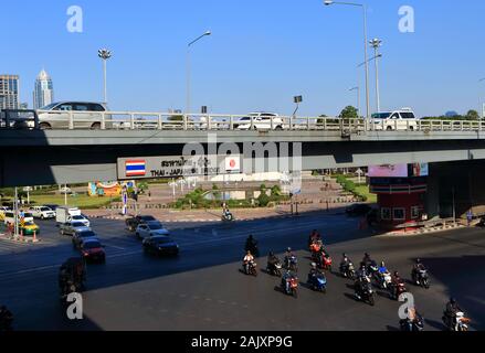 Bangkok, Thailand - 6. Januar 2020: Thai japanische Freundschaftsbrücke, die japanische Regierung gebaut, um verkehrsprobleme an Sala Daeng Kreuzung Benutzerfreundlichkeit Stockfoto