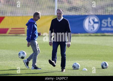 Mazarron, Spanien. 06 Jan, 2020. Fußball: Bundesliga, Trainingslager FC Schalke 04 Stefan Gesenhues (l), Mitglied des Aufsichtsrats der Fußball-Bundesliga beim FC Schalke 04, und Clemens Tönnies, Vorsitzender des Aufsichtsrats der FC Schalke 04, mit dem Ball spielen ein wenig. Quelle: Tim Rehbein/dpa/Alamy leben Nachrichten Stockfoto