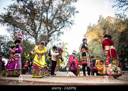Valencia, Spanien - 16. Februar 2019: Gruppe von Frauen in der traditionellen andinen Kleid aus Bolivien bereit, in einem karnevalsumzug thr teilzunehmen gekleidet Stockfoto