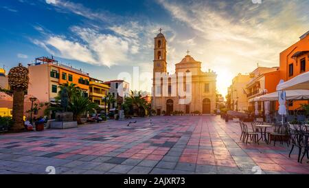 Quadrat in der orthodoxen Kathedrale in der Altstadt von Chania auf Kreta, Griechenland. Trimartyri Kathedrale, der orthodoxen Kirche im Hafen von Chania, Kreta, Griechenland Stockfoto