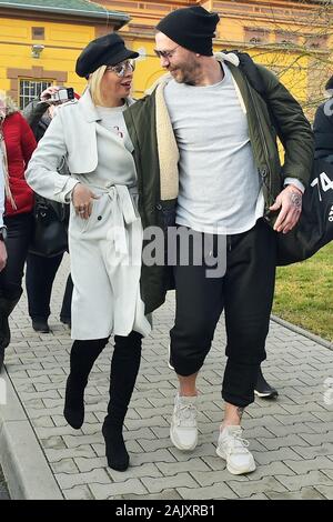 Pilsen, Tschechische Republik. 06 Jan, 2020. Pensionierte Tschechischer Fußballspieler Tomas Repka, Recht, die in der Nationalmannschaft spielte in 1994-2001, Blätter Gefängnis in Pilsen, Tschechische Republik, am 6. Januar 2020. Seine Freundin Katerina Kristelova spricht mit ihm nach der Entlassung auf Bewährung. Die Plzen Landgericht entschieden Repka vom Gefängnis auf Bewährung hinter verschlossenen Türen zu lösen. Letztes Jahr, Repka wurde zu 2,5 Jahren Gefängnis wegen Veruntreuung von einem luxuriösen Auto verurteilt, Internet Angriffe auf seine ex-Frau und Behinderung der Ausführung einer offiziellen Entscheidung. Credit: Miroslav Chaloupka/CTK Photo/Alamy leben Nachrichten Stockfoto