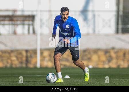 Mazarron, Spanien. 06 Jan, 2020. Fußball: Bundesliga, Trainingslager FC Schalke 04, Ozan Kabak spielt den Ball während des Trainings. Quelle: Tim Rehbein/dpa/Alamy leben Nachrichten Stockfoto