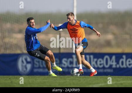 Mazarron, Spanien. 06 Jan, 2020. Fußball: Bundesliga, Trainingslager FC Schalke 04, Ozan Kabak (l) und Guido Burgstaller kämpfen um den Ball. Quelle: Tim Rehbein/dpa/Alamy leben Nachrichten Stockfoto