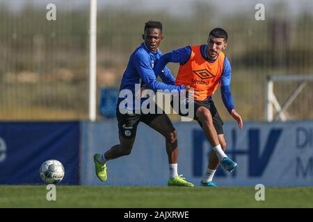 Mazarron, Spanien. 06 Jan, 2020. Fußball: Bundesliga, Trainingslager FC Schalke 04, Ozan Kabak (l) und Guido Burgstaller kämpfen um den Ball. Rabbi Matondo (l) und Nassim Boujellab im Zweikampf um den Ball. Quelle: Tim Rehbein/dpa/Alamy leben Nachrichten Stockfoto