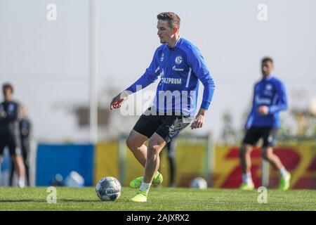 Mazarron, Spanien. 06 Jan, 2020. Fußball: Bundesliga, Trainingslager FC Schalke 04, Bastian Oczipka spielt den Ball während des Trainings. Quelle: Tim Rehbein/dpa/Alamy leben Nachrichten Stockfoto