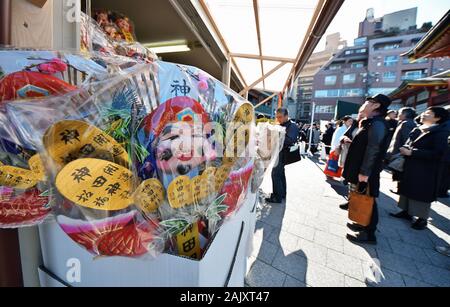 Tokio, Japan. 06 Jan, 2020. "Engi Kumade (Bambus Rechen)' an der Kanda Myojin Schrein am ersten Arbeitstag des neuen Jahres in Tokio, Japan, am Montag, 6. Januar 2020. "Engi Kumade' Design sind wegen seiner Hand bilden, glauben die Menschen, es ergreift Glück im Geschäft. Foto von keizo Mori/UPI Quelle: UPI/Alamy leben Nachrichten Stockfoto