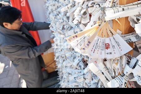 Tokio, Japan. 06 Jan, 2020. Viele 'Omikuji' sind in Kanda Myojin Schrein in Tokio, Japan gebunden, am Montag, 6. Januar 2020. Omikuji Vermögen auf Streifen Papier geschrieben. Wenn das Vermögen ist schlecht, es ist der Brauch, um das Papier zu Baum oder an der Wand zu befestigen, so dass die schlechte Glück wird durch den Baum warten und nicht den Träger des Vermögens. Foto von keizo Mori/UPI Quelle: UPI/Alamy leben Nachrichten Stockfoto